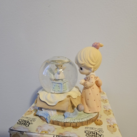 Precious Moments Girl with Gift Mini Waterball Figurine - Picture 2 of 6